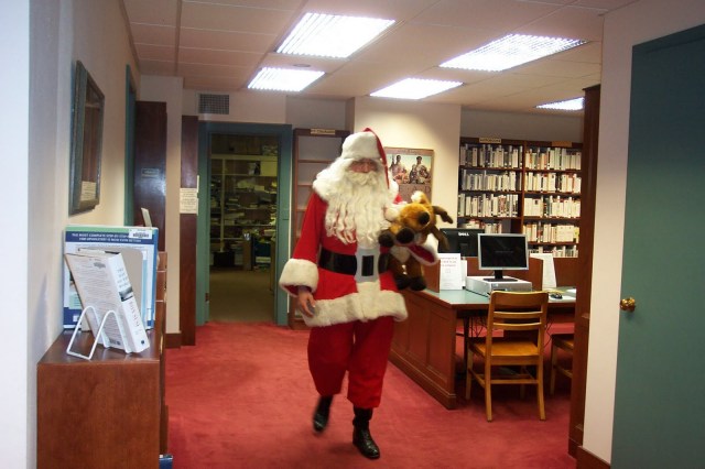 Mysterious Santa puts smiles on childrens’ faces with a generous gift of 3,000 books!