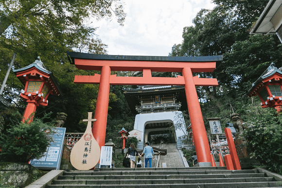 Yaoi fans rejoice as Shinto shrine seems to open part-time positions for male shrine maidens