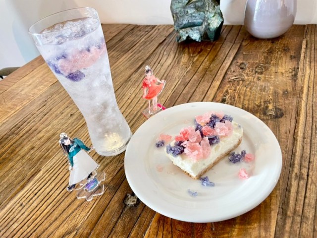 We visit a Harajuku cafe where you can customize food with your favorite idol’s member color